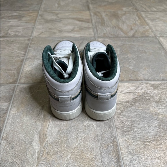 Air Jordan 1 Mid Oxidized Green GS Shoe Size 5.5Y Green FQ8088-103 Preowned - Picture 3 of 8